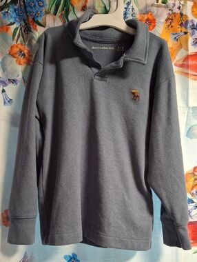 abercrombie kids blue-gray pullover with embroidered moose Size 5/6